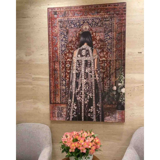 لوحة فنية فتاة عربية ترتدي فستان طويل جذاب على سجادة فارسية