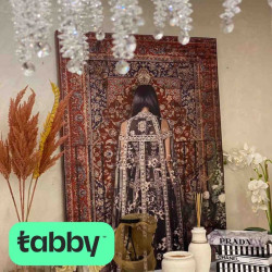 لوحة فنية فتاة عربية ترتدي فستان طويل جذاب على سجادة فارسية 